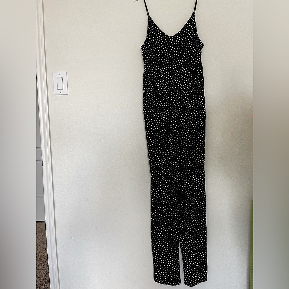 Comfy casual polka dot NWT H&M jumpsuit. Size M